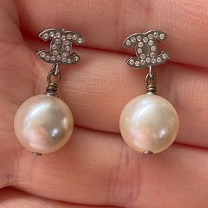 SOLD Chanel pearl cc drop earrings